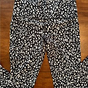 Athleta Black and White Patterned Leggings Size Medium